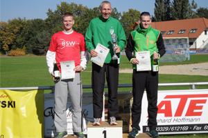 Marco Kreische erhält den Silberplatz beim 8. Parforcehiede Crosslauf