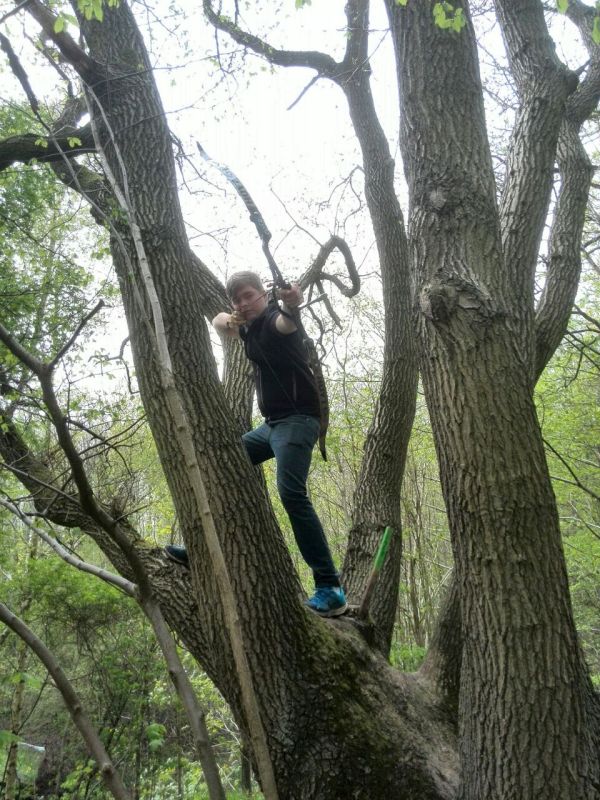 Recurveschütze Adrian Dinter zielt von einem Baum bei der 11. Hasselfelder Mai-Jagd 2015