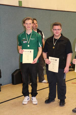 Leon Hollas mit Urkunde