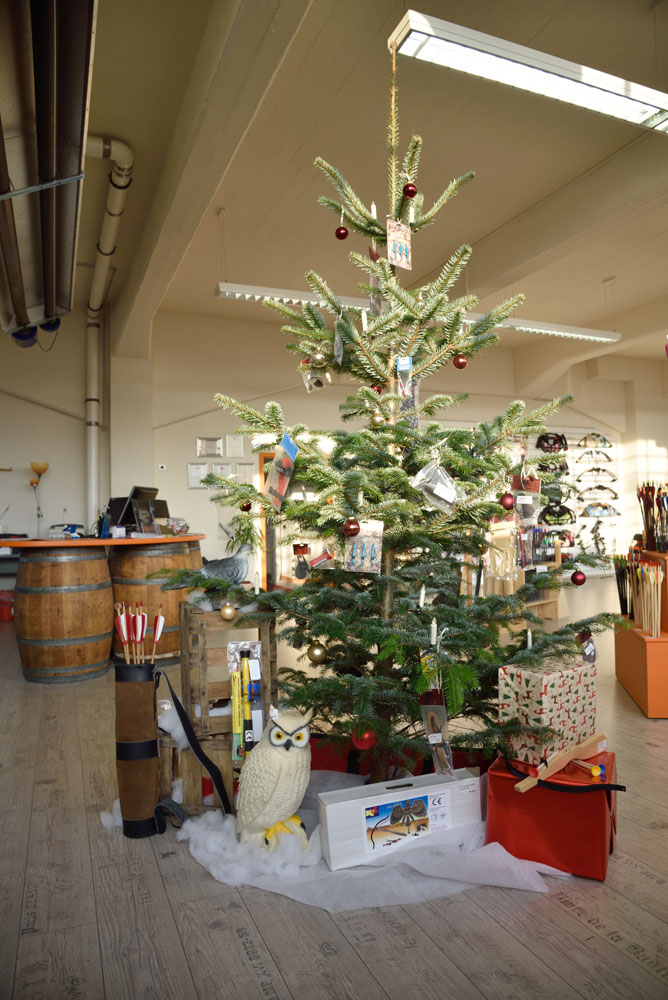 Geschmückter Tannenbaum zur Weihnachtsaktion im Showroom der BogenSportWelt.de
