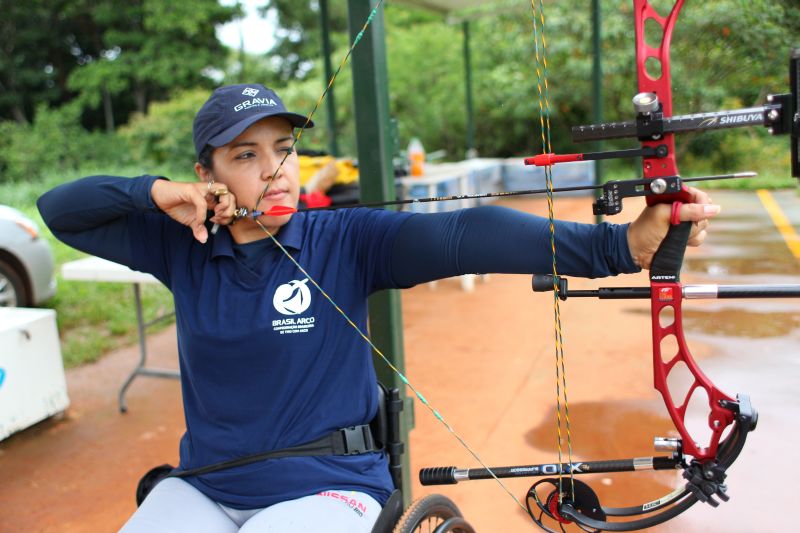 Jane Karla Rodrigues Goegel in Aktion mit Ihrem Compoundbogen