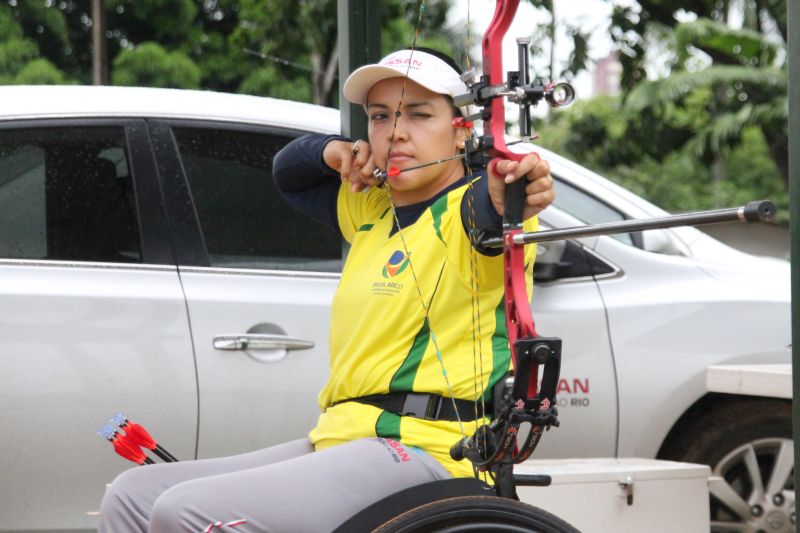 Jane Karla Rodrigues Goegel in Aktion mit Ihrem Compoundbogen
