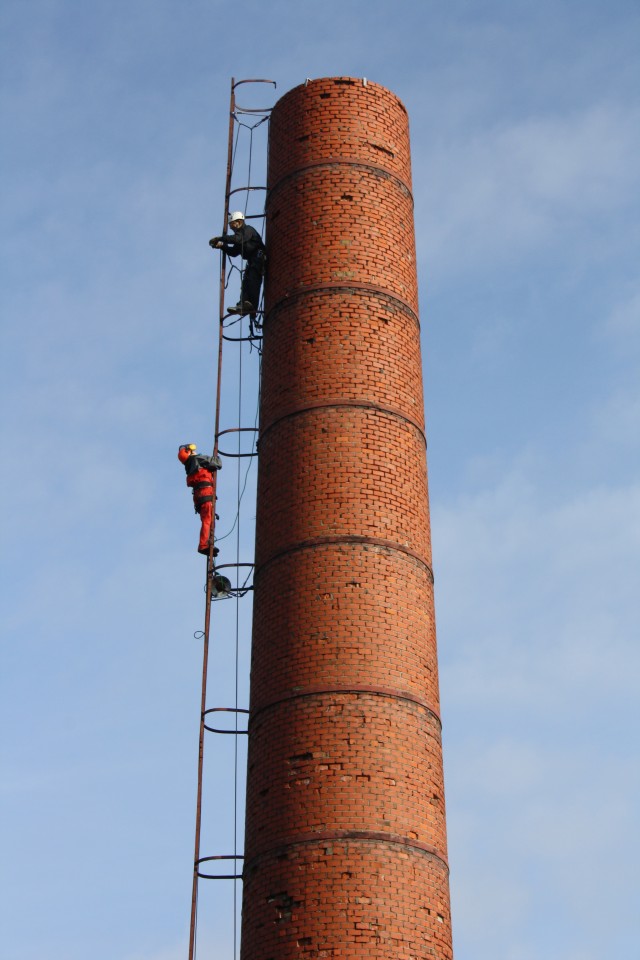 Die BogenSportWelt bezwingt den Schornstein der BogenSportWelt.de (ehemals Möbelfabrik bzw. Graphik- und Designschule Anklam)