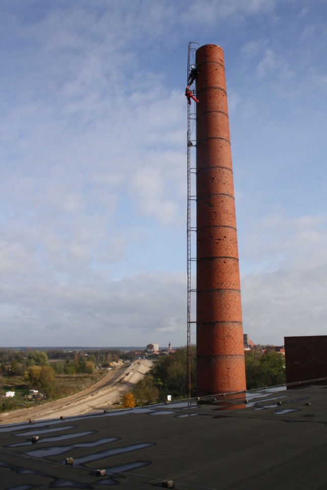 Der Schornstein der BogenSportWelt.de (ehemals Möbelfabrik bzw. Graphik- und Designschule Anklam)