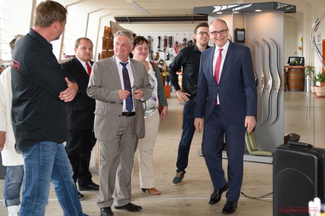 Ministerpräsident Erwin Sellering im Showroom der BogenSportWelt.de