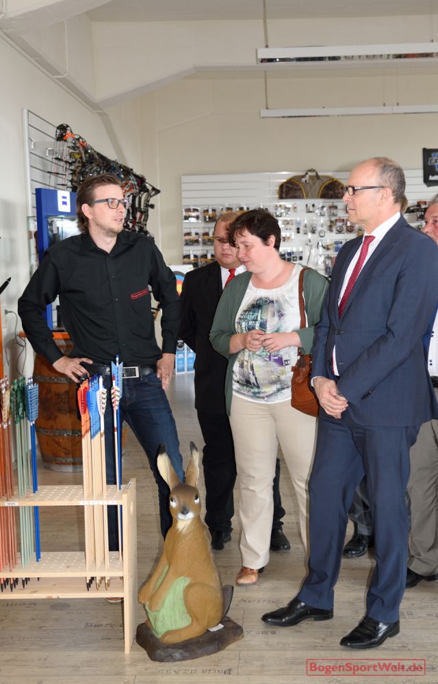 Angebotsüberblick im Show-Room: René Kliewe erläutert Ministerpräsident Erwin Sellering das breit gefächerte Bogensport-Sortiment von Marken-Herstellern weltweit.