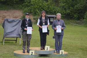 Langbogenschützin Claudia Timm auf dem Siegertreppchen bei der Landesmeisterschaft 3D vom NBSV 2015
