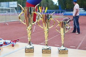 Die begehrten Staffelpokale beim International Run-Archery Cup 2015 in Kaluga, Russland