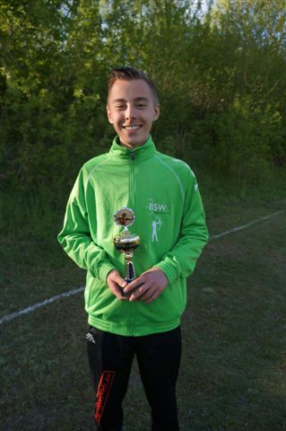 Recurveschütze Tim Stübner mit seinem Pokal beim 25. Strausspokal 2015