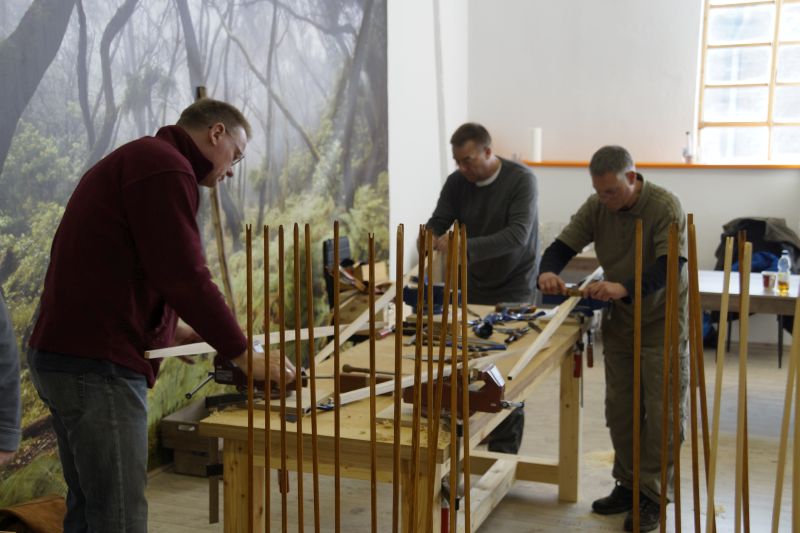 Bogenbau: Bogenrohlinge in Form bringen - zuerst die Wurfarme des Bogens