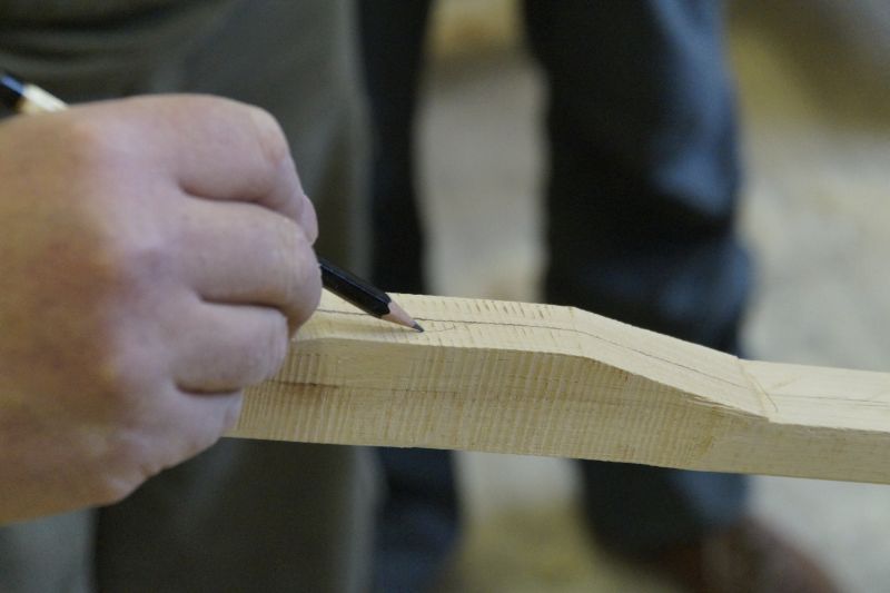 Bogenbau: Anzeichnen und Herausarbeiten des Griffstücks eine Langbogens
