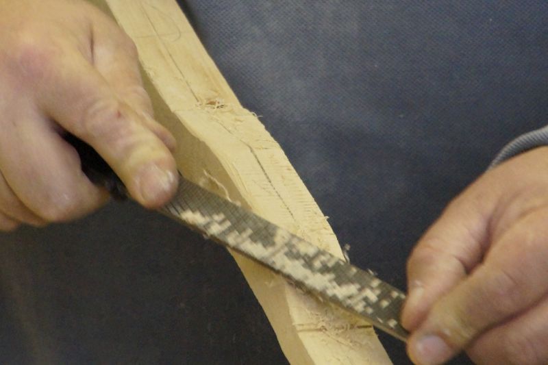 Bogenbau. Herausarbeiten des Griffstücks eine Langbogens