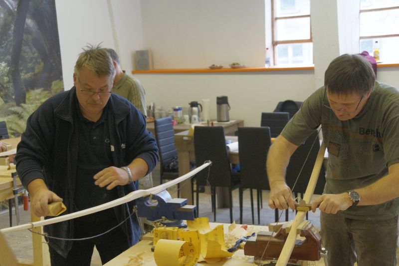 Bogenbau mit Thies Köhn in der BogenSportWelt.de: Feintuning durch Schleifen