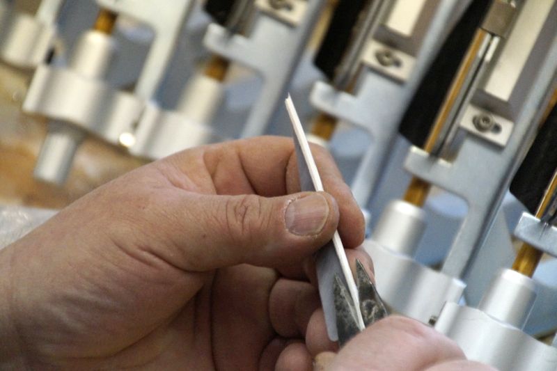 Bogenbau mit Thies Köhn in der BogenSportWelt.de: Vorbereiten der Federn für die Pfeile