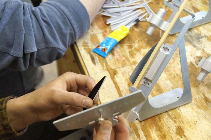 Bogenbau mit Thies Köhn in der BogenSportWelt.de: Einspannen der Federn und Ankleben an Pfeilschäfte
