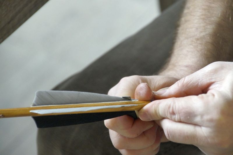Bogenbau mit Thies Köhn in der BogenSportWelt.de: Feinschliff an den Pfeilfedern