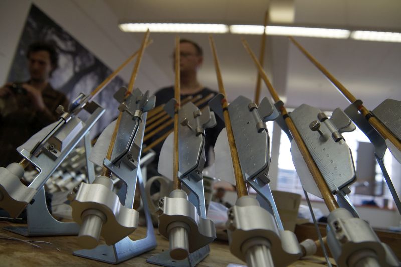 Bogenbau mit Thies Köhn in der BogenSportWelt.de: Pfeile beim Trocknen in den Befiederungsgeräten
