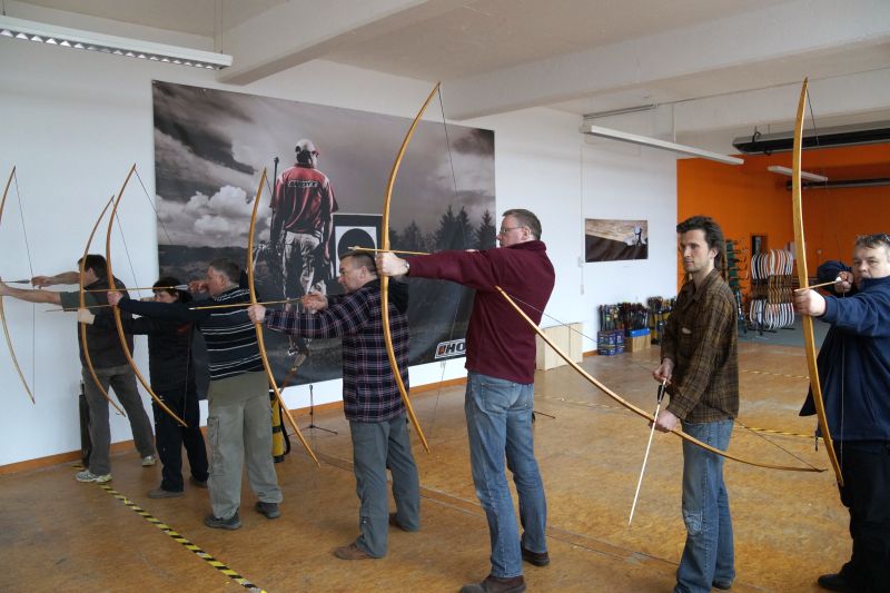 Bogenbau mit Thies Köhn in der BogenSportWelt.de: Die Teilnehmer mit ihren Bögen beim Bogenschießen auf der Schießbahn