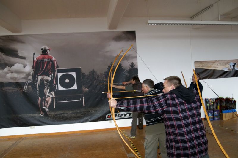Bogenbau mit Thies Köhn in der BogenSportWelt.de: Die Teilnehmer mit ihren Bögen beim Bogenschießen auf der Schießbahn