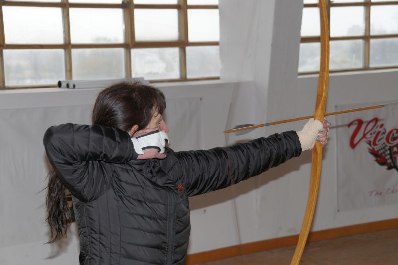 Bogenbau mit Thies Köhn in der BogenSportWelt.de: Die Teilnehmer mit ihren Bögen beim Bogenschießen auf der Schießbahn