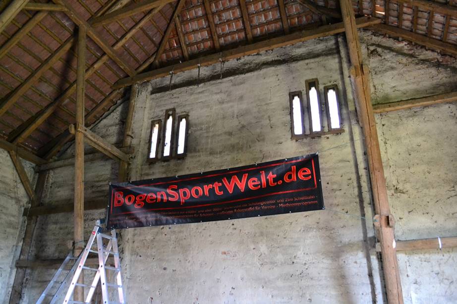 Das BogenSportWelt.de-Banner in der Bogenscheune