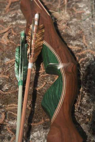 Der Malachite, hier mit den Holzpfeilen Elements - ein ultramoderner Bogen im traditionellen Gewand Der Malachite, hier mit den Holzpfeilen Elements - ein ultramoderner Bogen im traditionellen Gewand