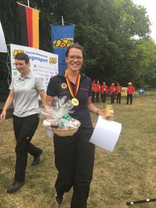 Daniela Klesmann konnte sich auch auf der DM Feldbogen über den 1. Platz freuen Daniela Klesmann konnte sich auch auf der DM Feldbogen über den 1. Platz freuen