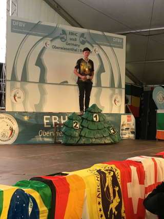 Geschafft: Hannes Hecht ganz oben auf dem Siegertreppchen der EBHC Geschafft: Hannes Hecht ganz oben auf dem Siegertreppchen der EBHC