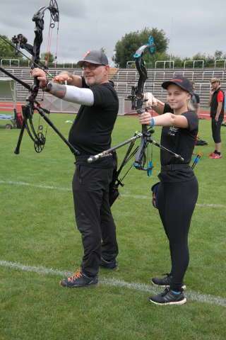 Linda Mentzel sahnte in Gera mit ihrem Trainer Michael Hofmann den Teamsieg Compound ab