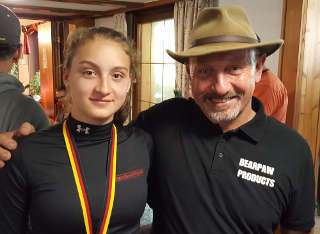 Annika Rennett mit dem Turnierausrichter Henry Bodnik von Bearpaw Products