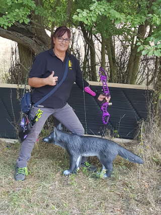 Silke Müller mit ihrem Recurve auf dem 4. Böhmenturnier Silke Müller mit ihrem Recurve auf dem 4. Böhmenturnier