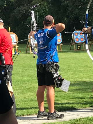 Domenic in Ismaning mit seinem Compoundbogen an der Schießlinie Domenic in Ismaning mit seinem Compoundbogen an der Schießlinie