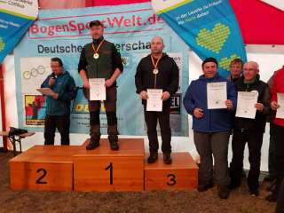 Heiko Kirchner wurde mit seinem Jackalope Amber Langbogen Deutscher Meister Waldrunde 2018 Heiko Kirchner wurde mit seinem Jackalope Amber Langbogen Deutscher Meister Waldrunde 2018