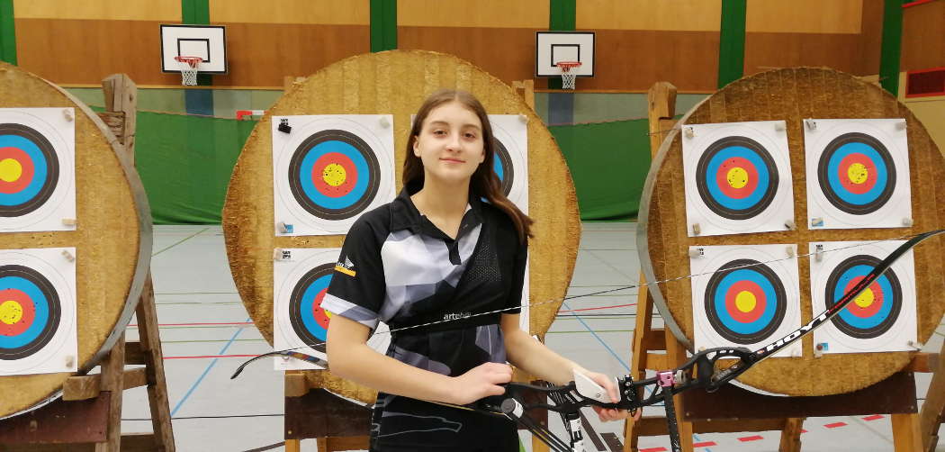 Ausnahmetalent Annika Rennett mir ihrem Sponsoring-Bogen