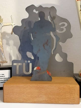 Auch für Bronze gab es beim Tübinger TÜrnament einen schönen Pokal