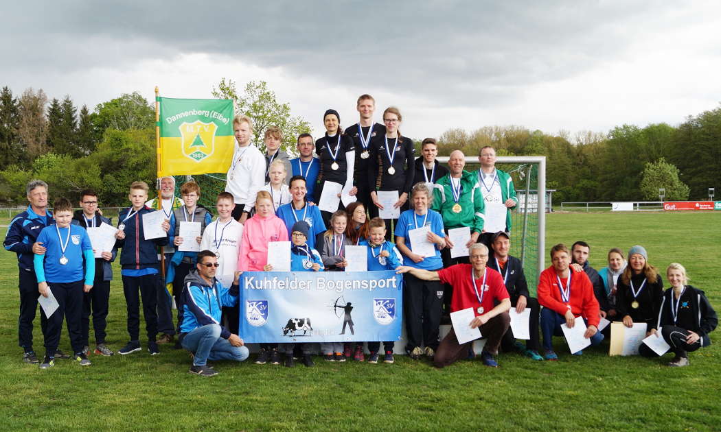 Die Teilnehmer und Gewinner des Dominic-Schröder Gedenk-Bogenlaufs in Kuhfelde