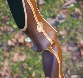 Nahaufnahme: das Griffstück des Langbogen Amber von Jackalope Archery